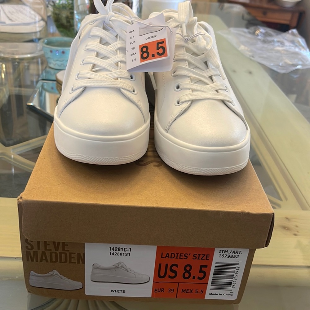 Steve Madden white Tennis Shows Brand New